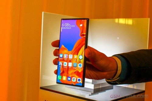 Điện thoại màn gập Huawei Mate X vẫn 'biệt tăm'