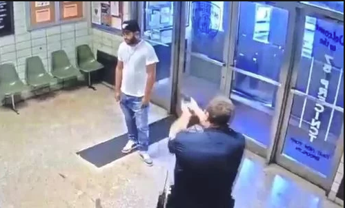Kỳ quặc người đàn ông lao vào đồn cảnh sát yêu cầu bị bắn