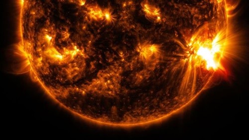 Lý do Mặt Trời toả hơi nóng khủng khiếp nhưng không gian vũ trụ vẫn lạnh