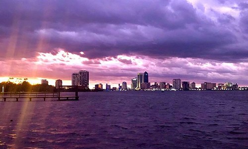'Siêu bão quái vật' Dorian càn quét, bầu trời Florida chuyển màu tím lạ
