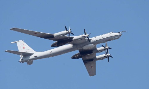 Máy bay ném bom Nga lượn lờ suốt 13 giờ gần biên giới Mỹ