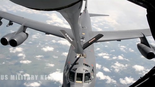 Video: Cận cảnh quá trình máy bay ném bom B-52 tiếp liệu trên không