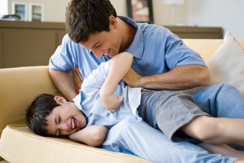 Hiểm họa từ hành động cù lét trẻ nhỏ- Người lớn cần chú ý!