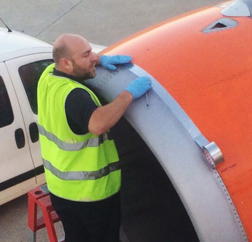 Chấn động: Dùng băng dính sửa vỏ máy bay hư hỏng