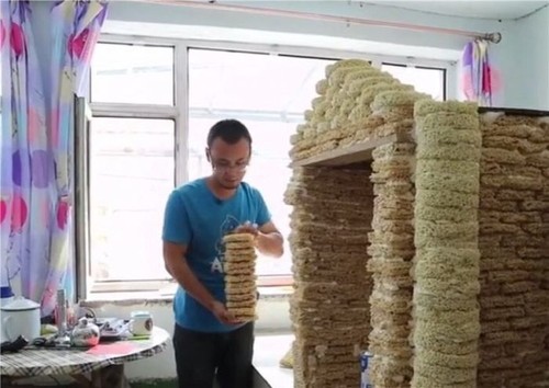 Bố xây nhà đồ chơi cho con trai từ 2.000 gói mì hết hạn