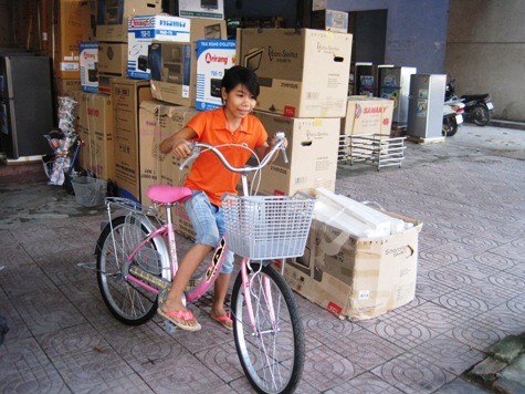 PV Kienthuc.net.vn cùng em Kiều đi mua xe đạp. Kiều rất vui vì em đã mong ước có chiếc xe đạp từ rất lâu rồi. Em chia sẻ: "Có xe đạp em có cái đi làm và đi tìm ba".