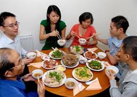 Từ xưa, gia đình Việt Nam có truyền thống tụ họp gia đình.