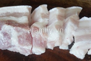 Cá làm sạch, cắt khúc vừa ăn. Thịt ba chỉ thái miếng dày khoảng 1cm - 1.5cm.