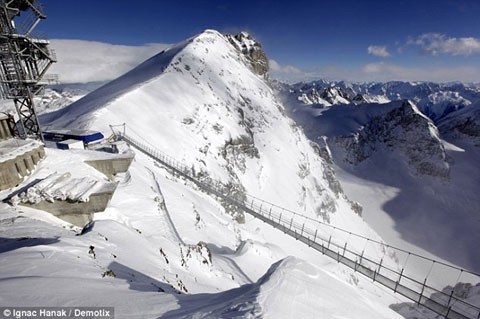 Cây cầu treo mang tên Titlis Cliff Walk với độ cao chóng mặt 4,6 km.