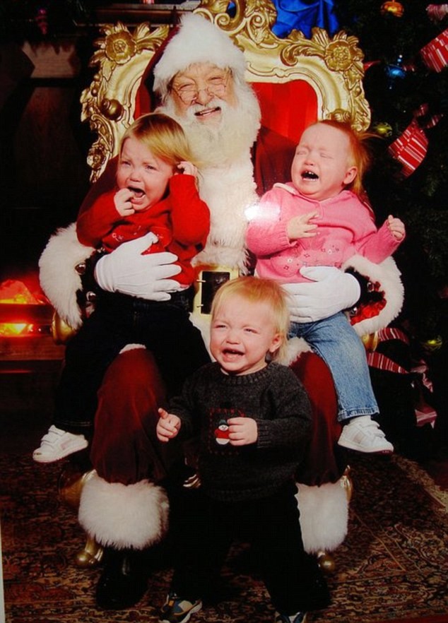 Một vài bé sợ tới nỗi chưa trèo lên ngồi lòng ông già Noel thì đã nôn hết cả đồ ăn trong bụng.