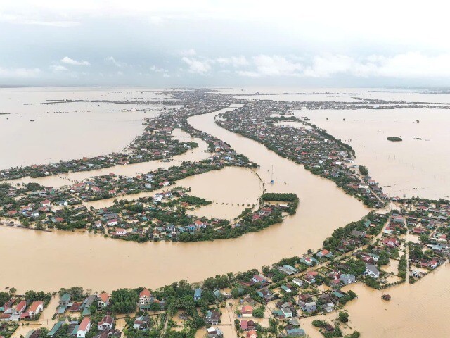 View - 	Tin tức 24h: Hơn 20.000 nhà dân bị ngập sâu ở Quảng Bình, làng mạc "xứ Lệ" chìm trong biển nước | Đời sống - Giải trí | 