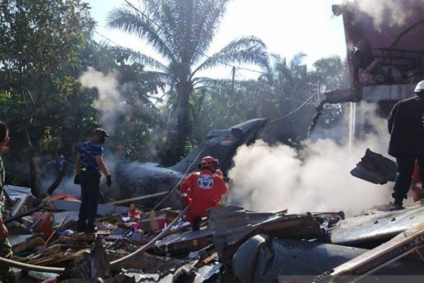 Tiêm kích BAE Hawk 209 của Không quân Indonesia đâm thẳng vào nhà dân