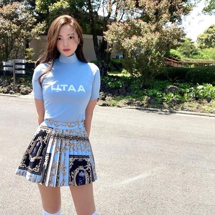 View - 	Khó rời mắt mỹ nhân Hàn Quốc diện váy ngắn đến sân golf