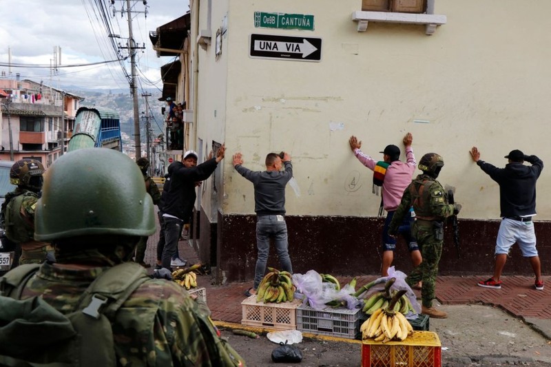 Toan canh vu khung bo khien Ecuador dat trong tinh trang chien tranh-Hinh-11