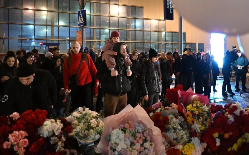 Người dân tới tưởng niệm những nạn nhân xấu số trong vụ khủng bố vừa xảy ra tại Phòng hòa nhạc Crocus City Hall. Ảnh: Ria Novosti