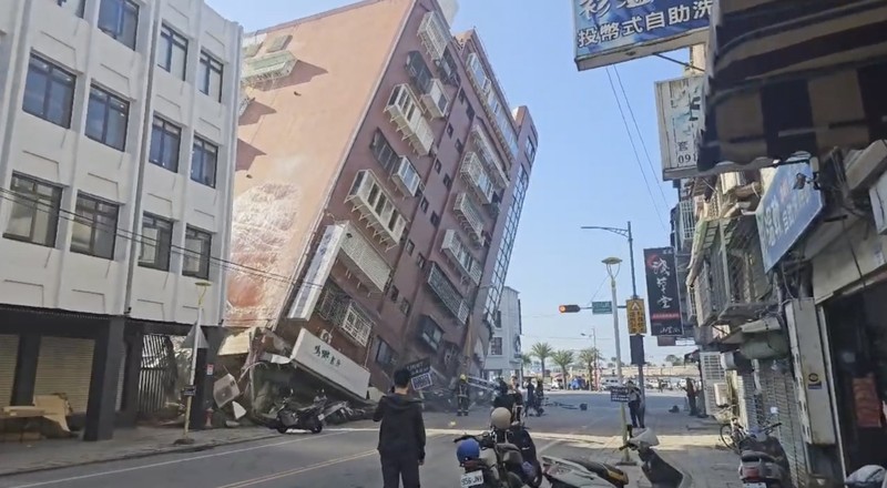 Tòa nhà ở huyện Hoa Liên, phía đông Đài Loan, bị sập sau trận động đất sáng 3/4. Ảnh: AP
