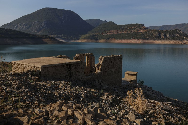 Sunken village emerges in Greece as drought dries up lake