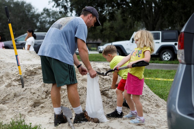 Chuẩn bị cho Bão nhiệt đới Milton, ở Seminole, Florida