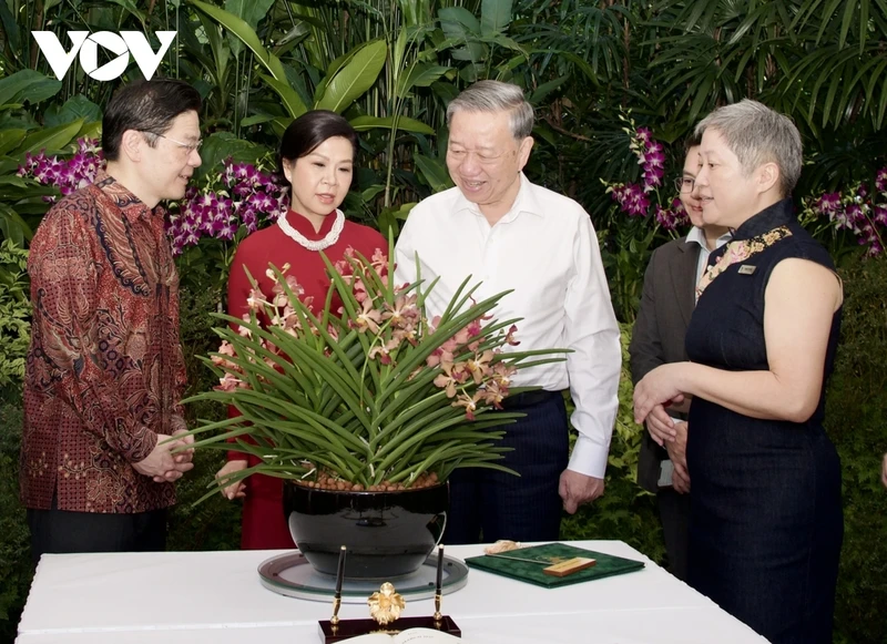 Tong Bi thu va phu nhan dat ten cho loai hoa lan moi o Singapore