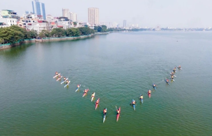 View - 	Lướt sóng Hồ Tây đầu hè, trải nghiệm khó tin và tuyệt vời