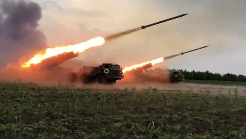 View - 	Quân đội Ukraine hứng mưa tên lửa của Nga khi vượt sông Volchya 
