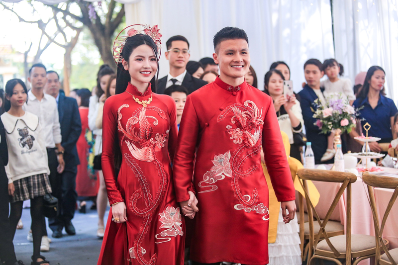 View - 	Bà hàng xóm sát nhà Quang Hải hé lộ ngày cưới của nam cầu thủ