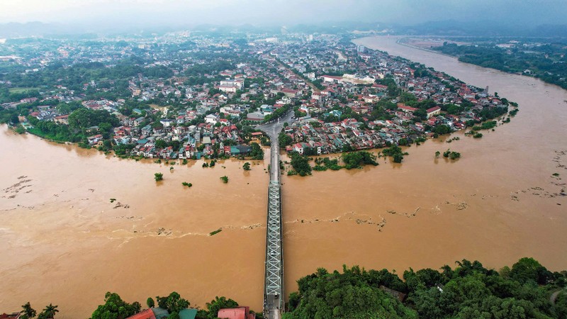 Nhin tu tren cao, thanh pho Yen Bai ngap trong bien nuoc