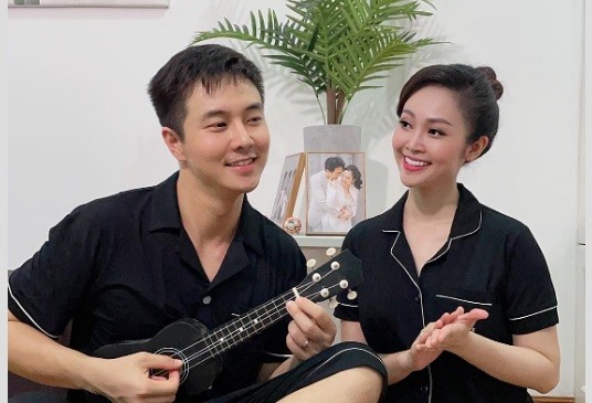 View - 	Hôn nhân của MC Thùy Linh VTV và chồng diễn viên kém tuổi