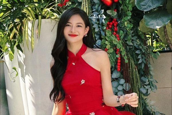 View - 	Diễn viên Thuỳ Anh mặc gợi cảm khoe xương quai xanh quyến rũ