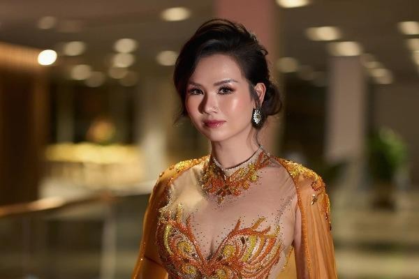 View - 	Võ Hạ Trâm khoe vòng eo thon gọn sau 6 tháng sinh con