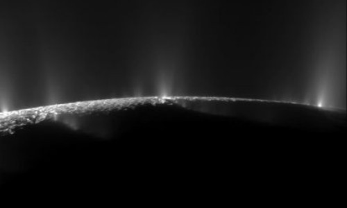Lạ kỳ cảnh như pháo tuyết trên Mặt trăng Enceladus