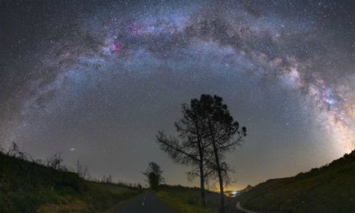 Ấn tượng thiên hà Milky Way khoe sắc ở bầu trời trung tâm