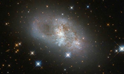 Phát hiện sửng sốt về thiên hà xoắn ốc lùn IC 4653