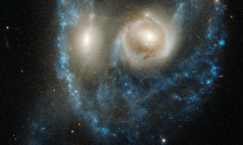 Sửng sốt “khuôn mặt ma” trong không gian lọt ống kính Hubble