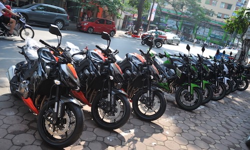 Đập thùng dàn xe môtô Kawasaki Z1000 đủ sắc màu tại Hà Nội