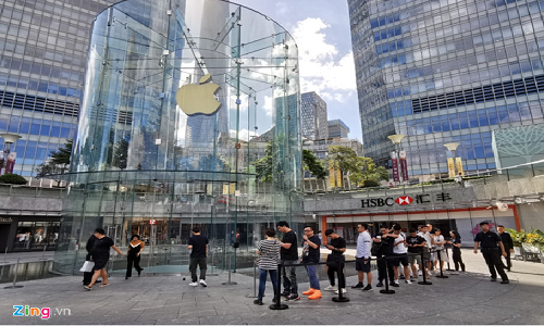 Apple Store vỗ tay chào đón người mua iPhone 11 đầu tiên