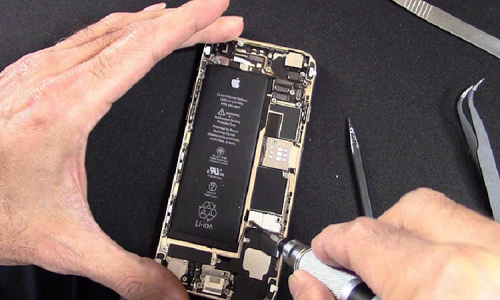 Tại sao Apple không cho người dùng tự sửa chữa iPhone?