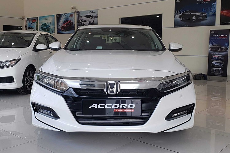 View - 	Đấu Toyota Camry, Honda Accord tại Việt Nam giảm tới 220 triệu 