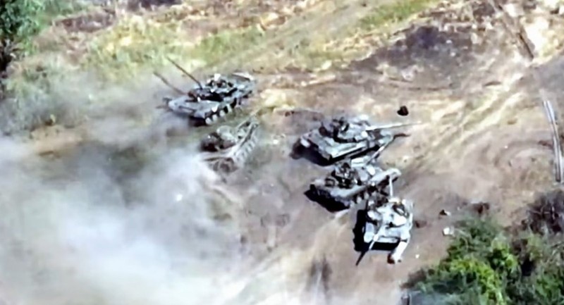 Sieu bom Nga “thoi bay” nhieu xe tang va hang chuc binh si Ukraine-Hinh-2