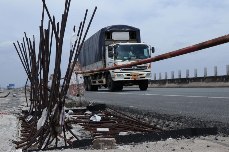 View - 	Cao tốc TPHCM - Trung Lương xuống cấp nghiêm trọng sau 3 năm dừng