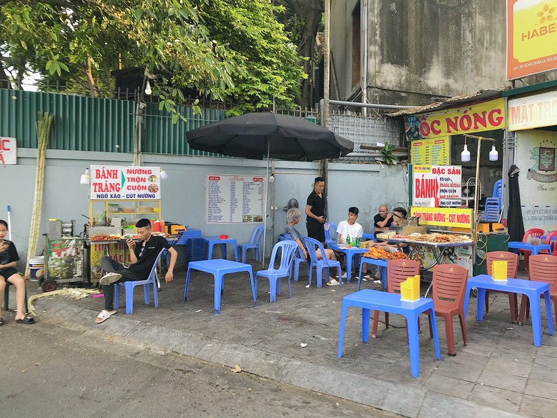 View - 	Muôn kiểu lấn chiếm vỉa hè hồ Tây để kinh doanh