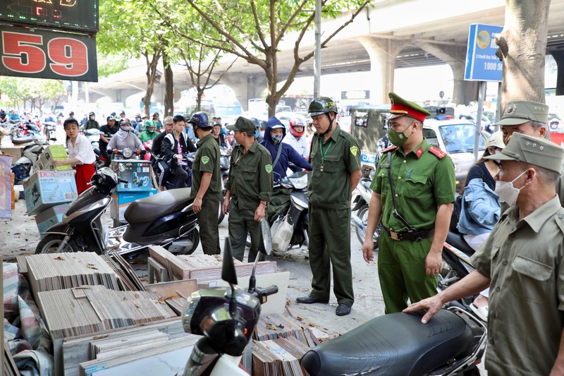 View - 	Phường Hạ Đình ra quân lập lại trật tự đô thị sau phản ánh