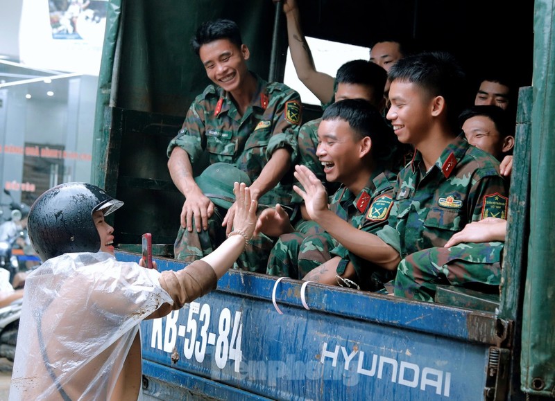 Hinh anh chia tay tham duom tinh quan dan sau bao lu Yen Bai