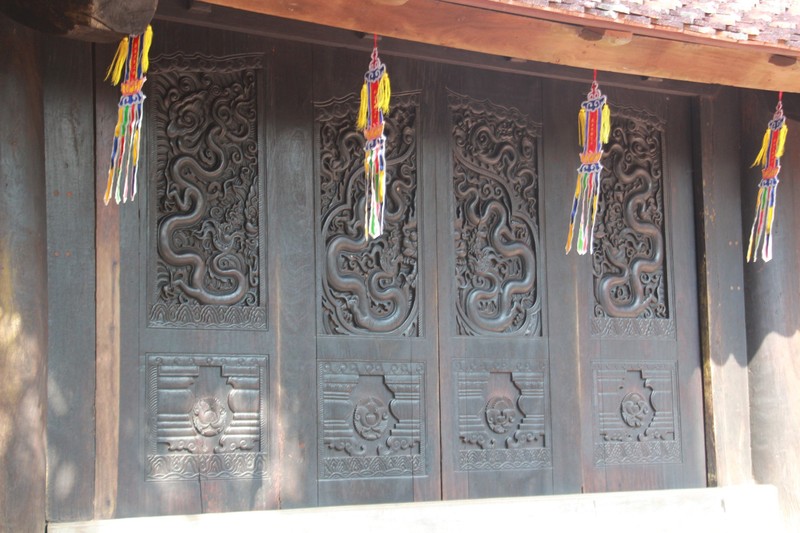 View - 	4 cánh cửa khắc hình rồng sóng nước ở Nam Định báu vật vô giá