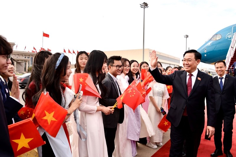 View - 	Chủ tịch Quốc hội Vương Đình Huệ bắt đầu thăm Trung Hoa 