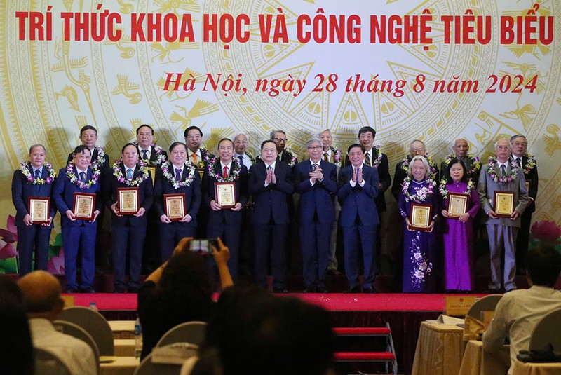 Toan canh le vinh danh 135 tri thuc KHCN tieu bieu nam 2024-Hinh-2