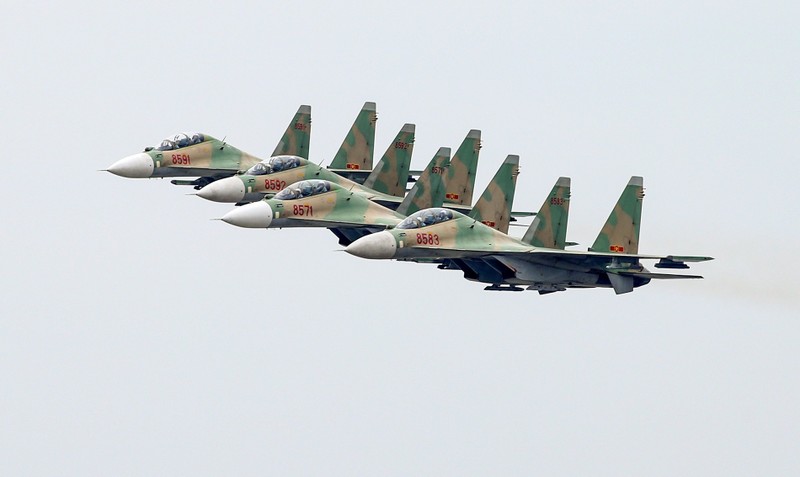 Nguoi dan hao huc xem tiem kich Su-30MK2, truc thang Mi luyen tap-Hinh-9