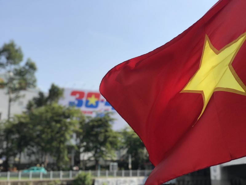View - 	Rực rỡ sắc cờ chào mừng 50 năm Ngày Giải phóng miền Nam