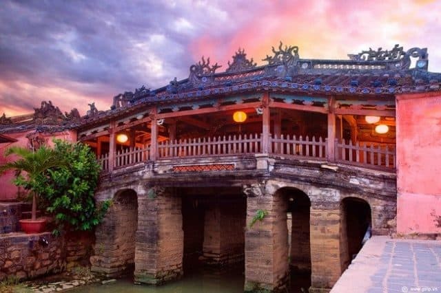 
Chùa Cầu là một ngôi chùa nằm trên chiếc cầu vắt cong qua lạch nước chảy ra sông Thu Bồn ở Hội An. (Ảnh: MIA)
