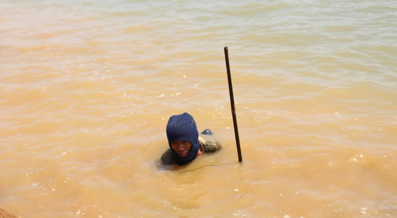 View - 	 Nước hồ thủy lợi xuống thấp nông dân Kon Tum đổ về bắt hến
